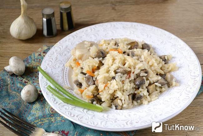 Тарелка плова с грибами
