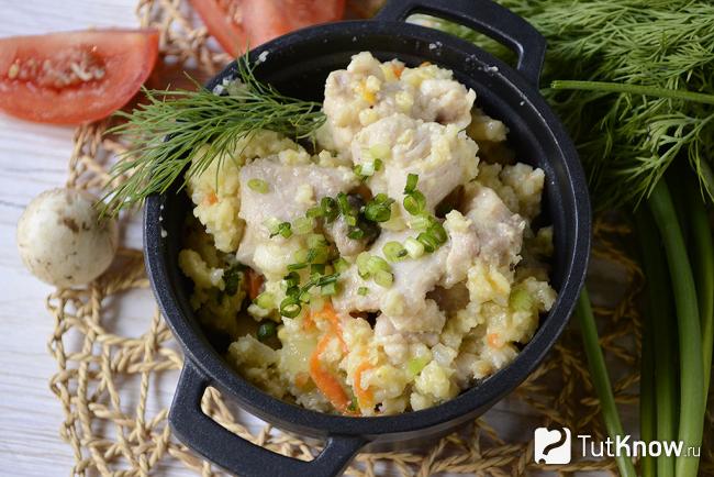 Пшенная каша с курицей крупным планом