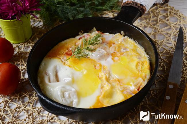 Яичница по-грузински с помидорами крупным планом