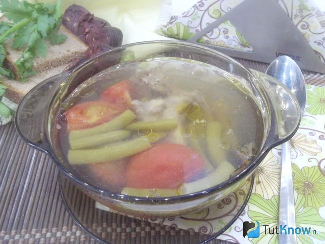 Готовый куриный суп со спаржей и помидорами