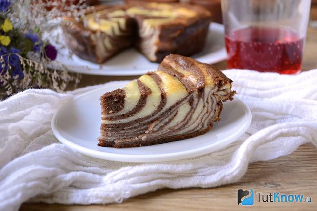 Кусок творожной запеканки