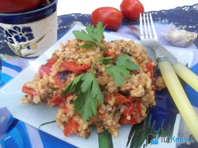 Готовое мясное рагу с рисом и сладким красным перцем