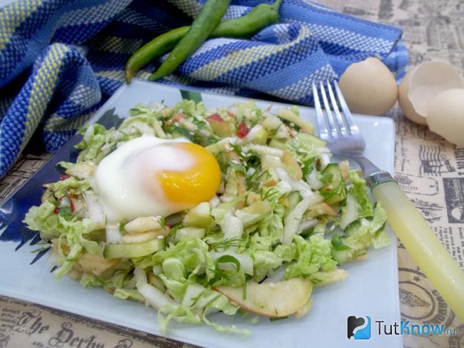 Готовый салат с пекинской капустой, горчичным соусом и яйцом-пашот