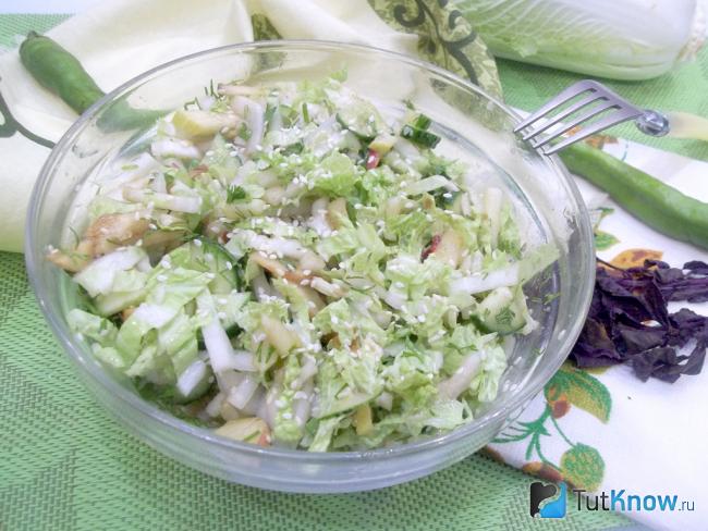 Готовый салат с пекинской капустой, яблоком и кунжутом