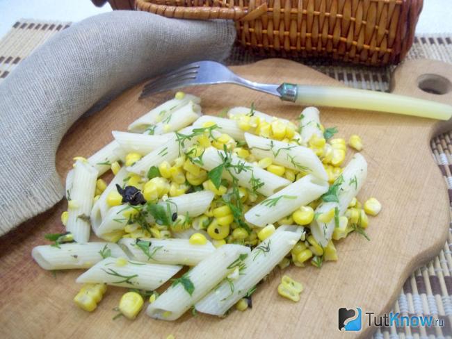 Готовый теплый салат с макаронами, кукурузой и зеленью