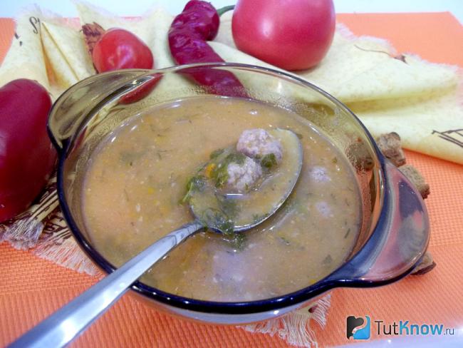 Готовый суп-пюре с кабачками, картофелем и фрикадельками