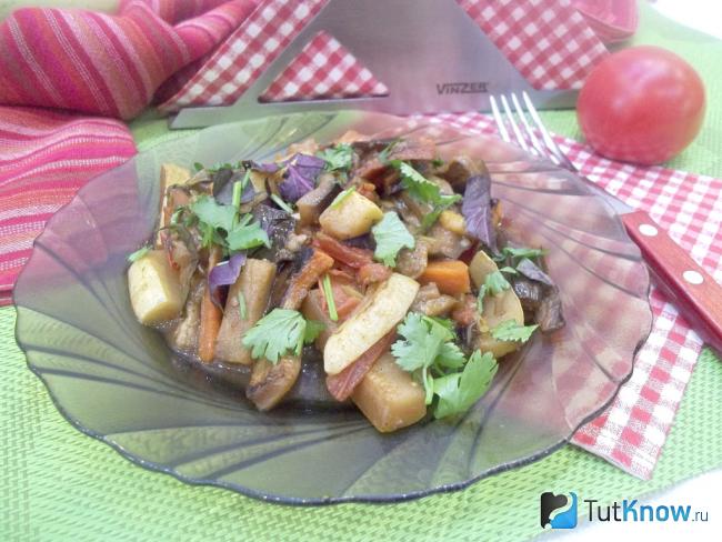 Готовые тушеные баклажаны с овощами по-грузински