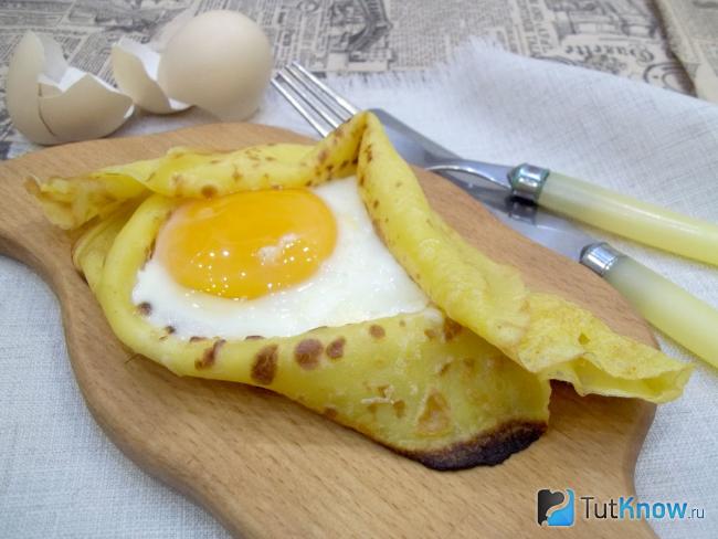 Готовые блины с сыром и яйцом (ленивые хачапури по-аджарски)