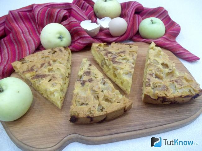 Готовая бисквитная шарлотка с яблоками