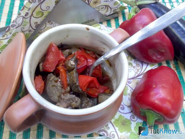 Готовые безуглеводные горшочки с бараниной, баклажанами, помидорами и сладким перцем