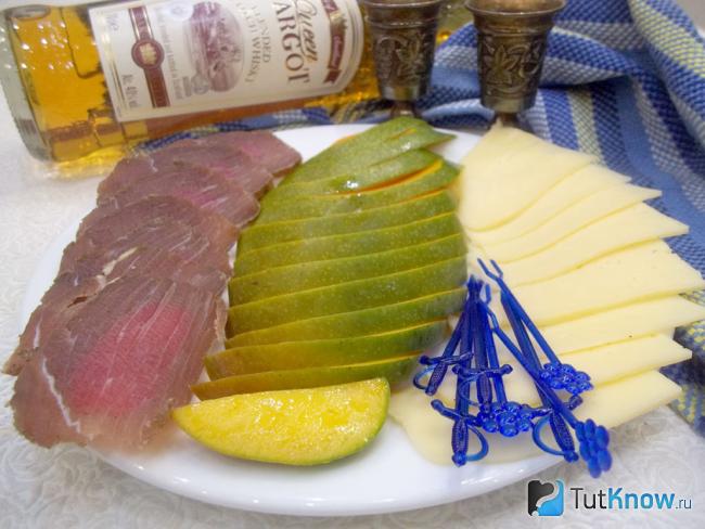 Готовая закуска-салат из манго, балыка и сыра