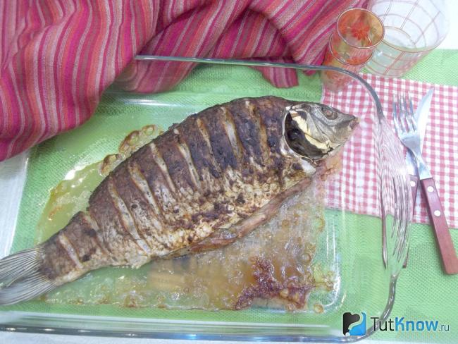 Готовый запеченный карп в духовке в соево-горчичном маринаде