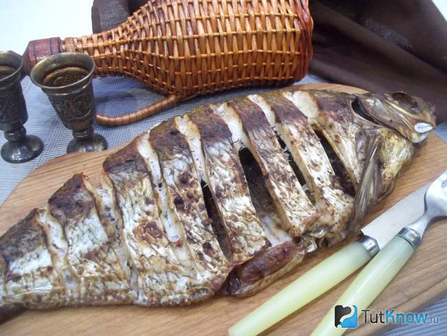 Готовый запеченный лещ в духовке