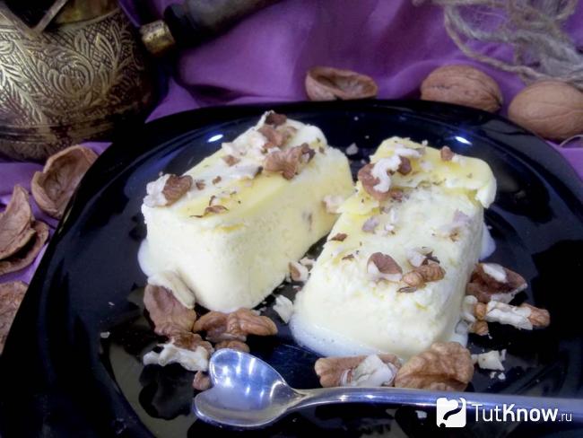 Готовое сливочное мороженое с грецкими орехами