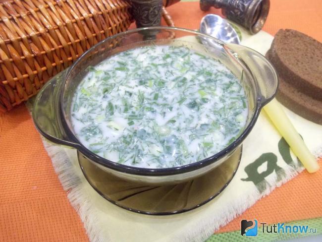 Готовая окрошка с колбасой на бульоне и сметане
