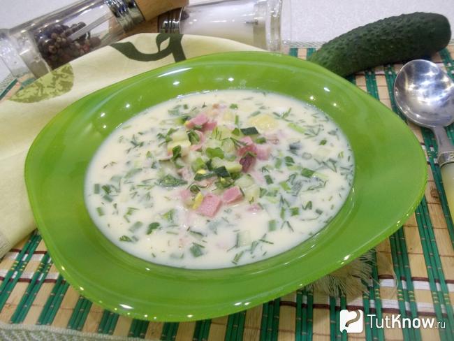 Готовая окрошка на курином бульоне