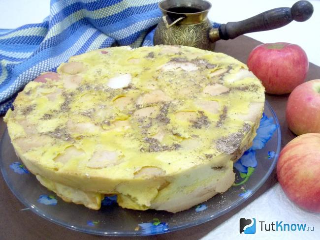 Готовый бисквитный пирог перевертыш с яблоками и овсянкой