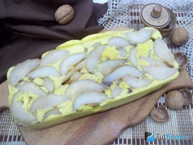 Готовый яичный пирог перевертыш с грушами