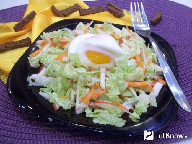 Готовый салат из пекинской капусты, яблока и яйца-пашот