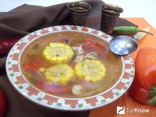 Готовый куриный суп с кукурузой, сладким перцем и капустой