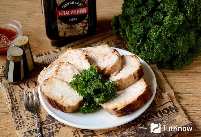 Нарезанная жареная куриная грудка