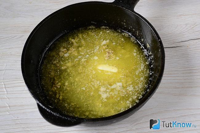 Топленое сливочное масло на сковороде