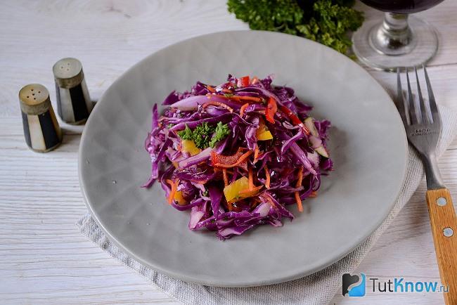 Готовый салат с красной капустой