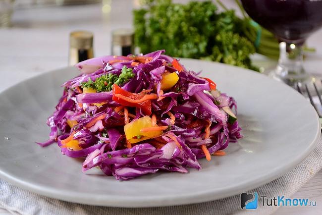 Вкусный салат с красной капустой