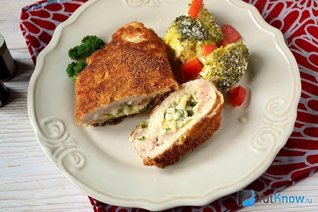 Готовые куриные отбивные с начинкой из яйца и зелени