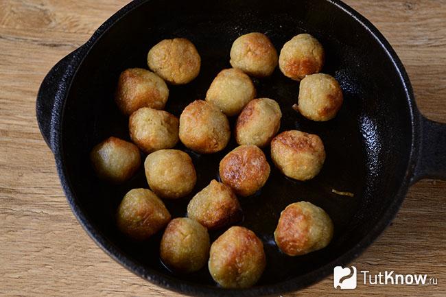 Картофельные шарики на сковородке