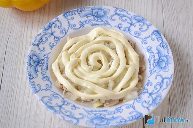 Куриное мясо, покрытое майонезом