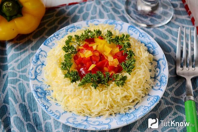Готовый салат с курицей «Салют»