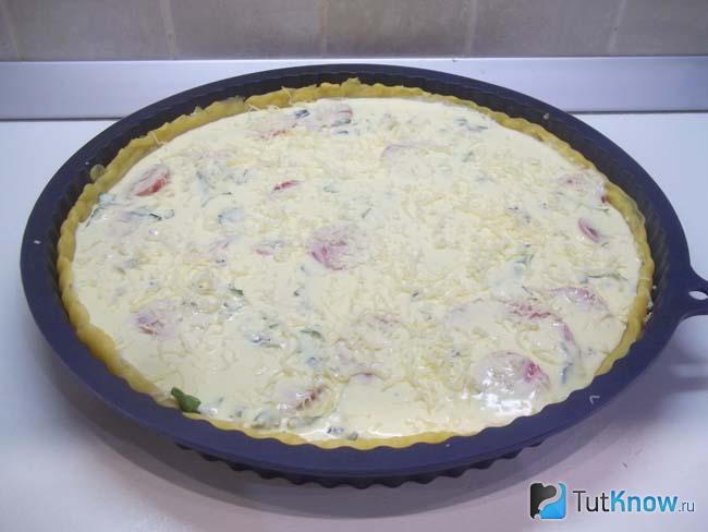 Продукты залиты сметаной заливкой