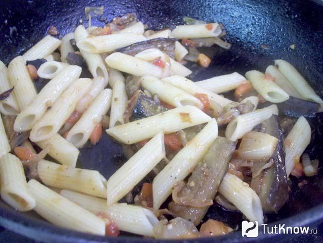 Готовые макароны с баклажанами, луком и помидорами