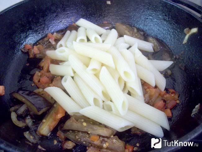 Макароны добавлены в сковороду к овощам