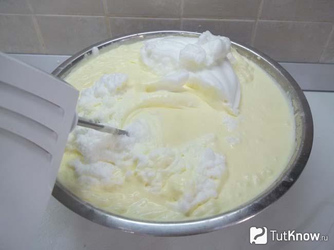 Сливки соединены с желтками и белками