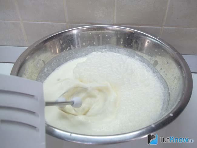 белки взбиты миксером