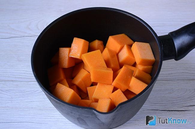 Нарезанная кубиками тыква на сковородке