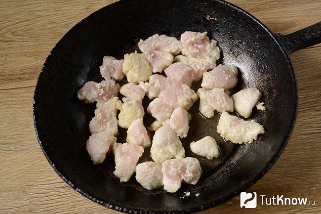 Кусочки куриного мяса на сковороде