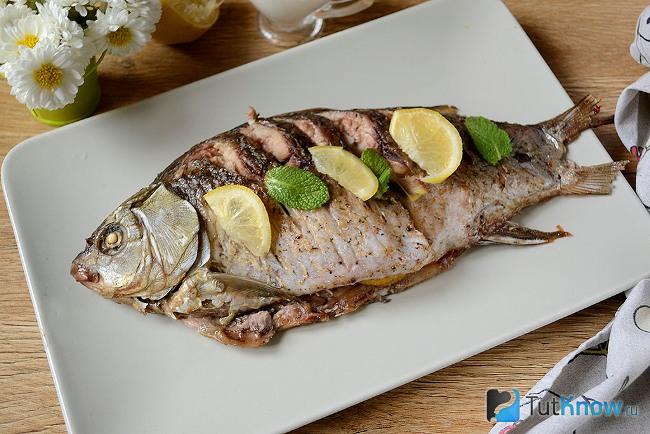 Готовый карась, запеченный в духовке