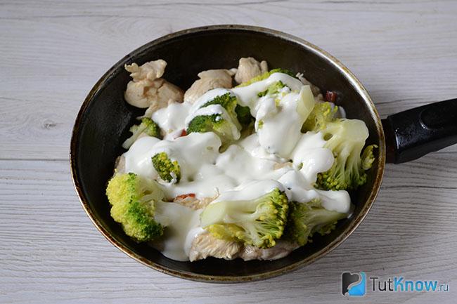 Брокколи и курица в сметане на сковородке