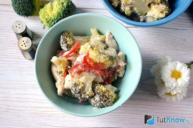 Тушеная брокколи с курицей в сметане