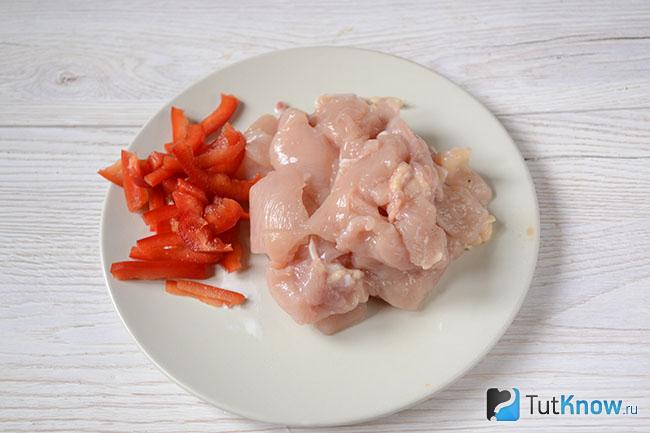 Нарезанное куриное филе и сладкий перец