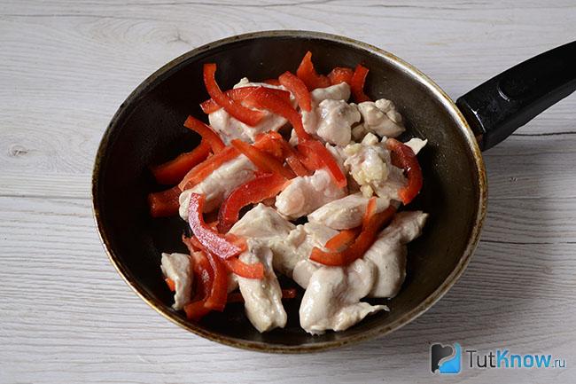 Обжарка куриного мяса и сладкого перца на сковородке