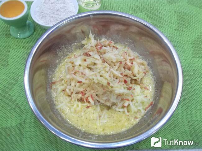 К кефиру добавлена яблочная стружка