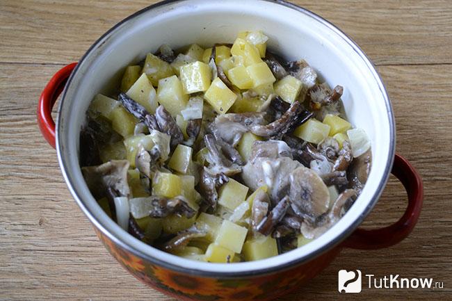 Обжаренный картофель и грибы под соусом