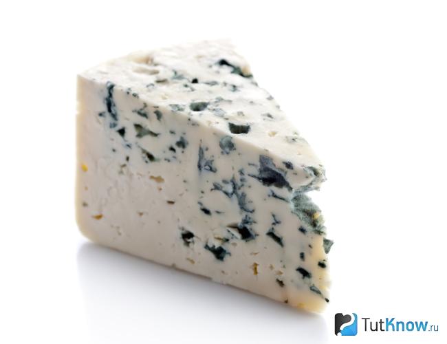 Кусок сыра Горгонзола