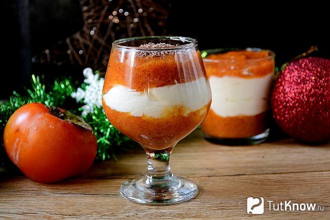 Украшение десерта шоколадной и кокосовой стружкой