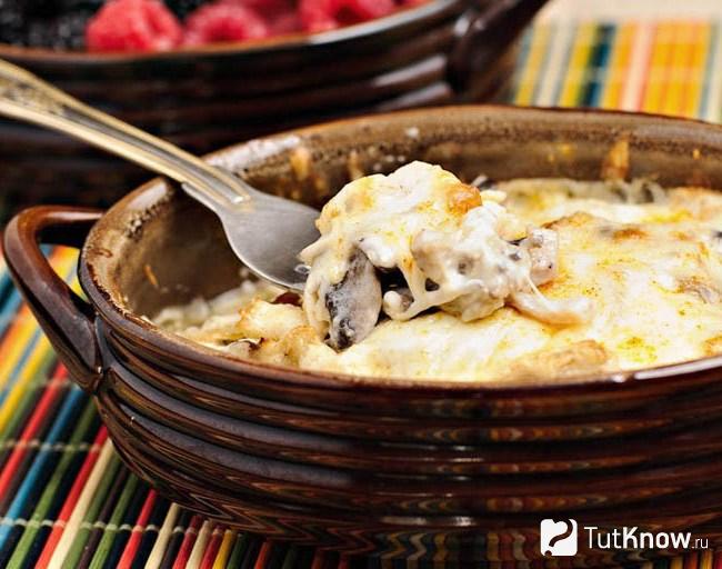 Жульен с кальмарами, луком и грибами
