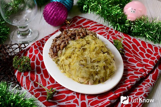 Готовый к подаче новогодний салат Желудь